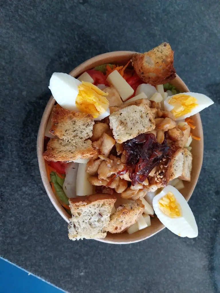 Salade gourmande au poulet 