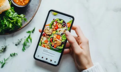Tartine gourmande à l’avocat,  burrata fondante et huile d’olive avec une salade composée