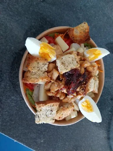 Salade gourmande au poulet 
